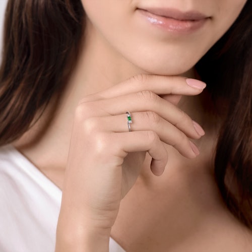 Pierścionek zaręczynowy SAVICKI: białe złoto, szmaragd, diamenty